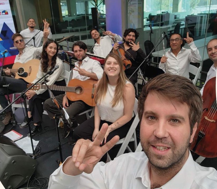 Equipo de músicos de TPJ Producciones con guitarras, violín, flauta y contrabajo
