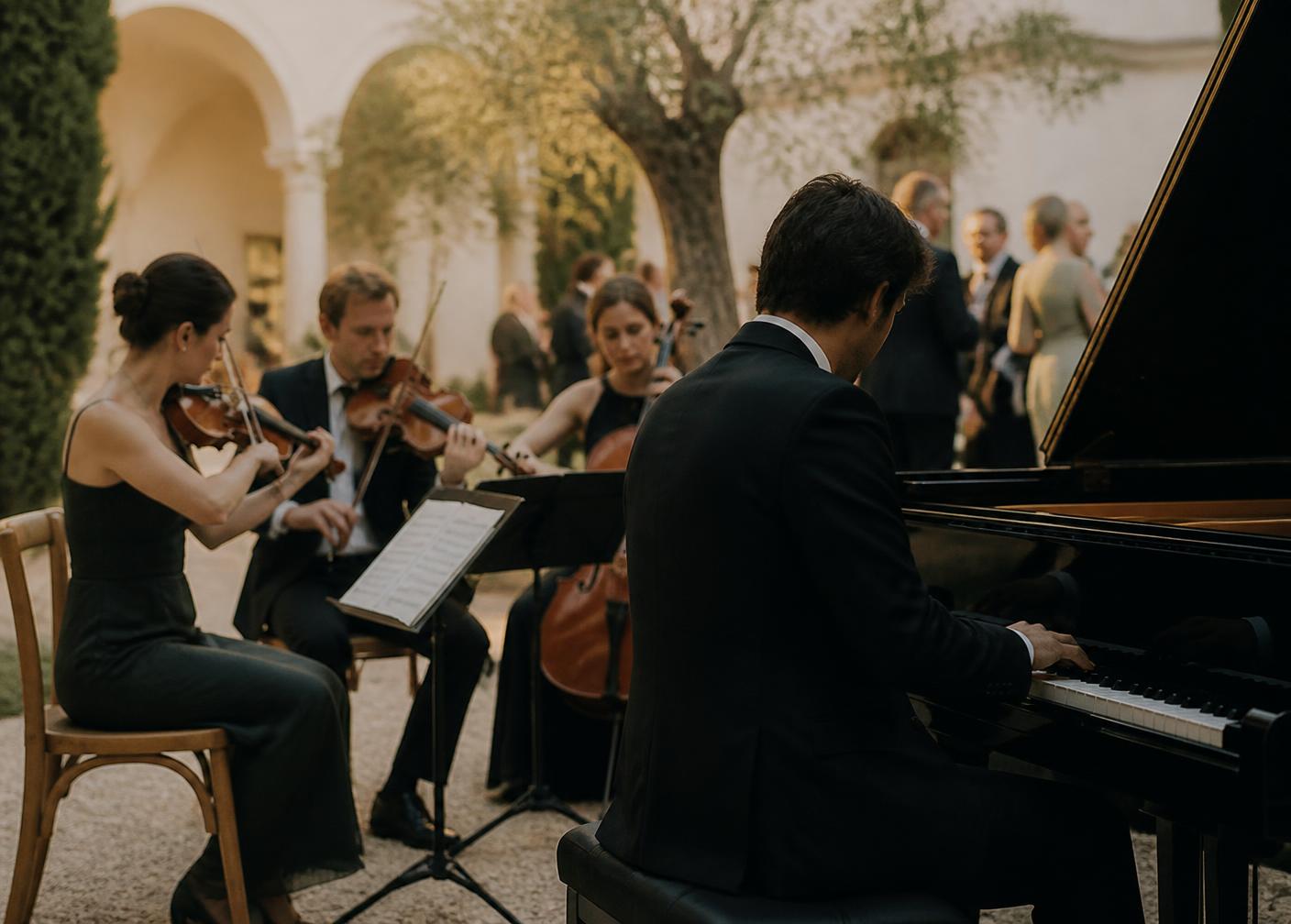 Músicos de TPJ Producciones tocando en un evento